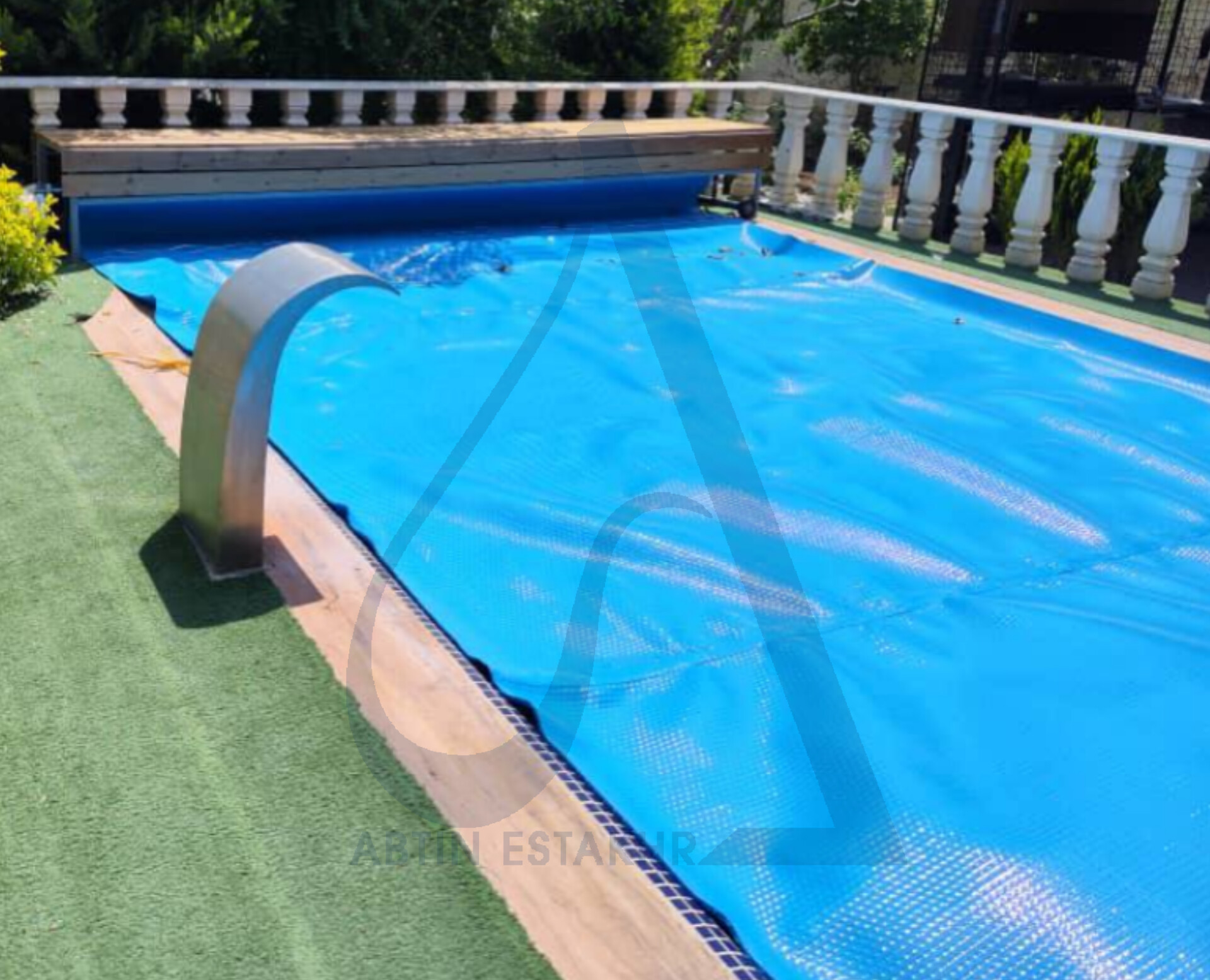 چرا خرید روکش استخر از آبتین استخر، بهترین راه حل صرفه جویی در هزینه ها و حفظ امنیت بیشتر کودکان است؟